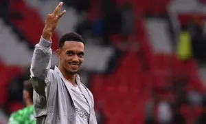 Alexander-Arnold châm chọc CĐV Man Utd