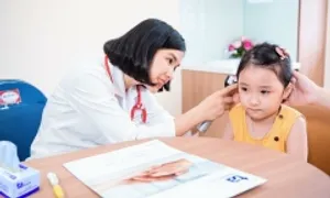 Có nên nhỏ nước muối sinh lý vào tai trẻ?